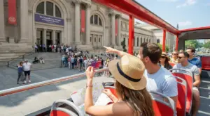 Turisti su un bus turistico osservano un museo e mostrano una city card e una mappa